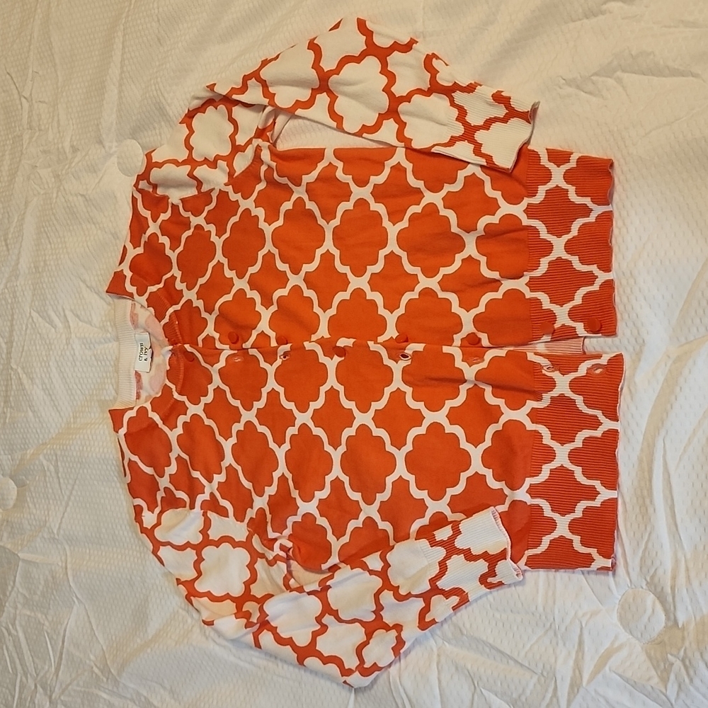 NEW - Crown and ivy orange and white three quarter sleeve sweater